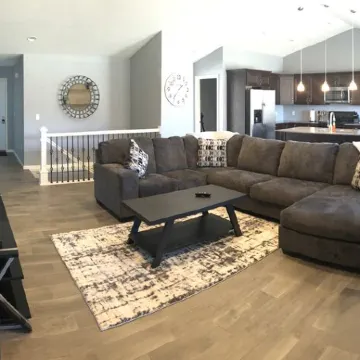 Beautiful retreat for multi-family fun - 1 mile from Lost Island Amusement Park!