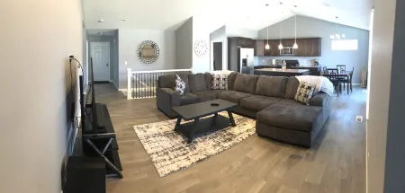 Beautiful retreat for multi-family fun - 1 mile from Lost Island Amusement Park!