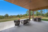 Cliffside Cottage, Private Pond, 50 acres w/ Breathtaking views near Galena, IL