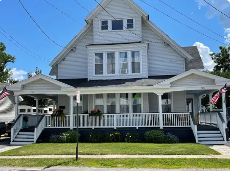 Stylish and Comfortable Downtown Historical Home Two Blocks From the River