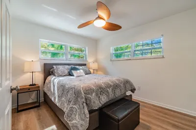 Spacious Renovated 3 bed/2 bath House In Ozona/Palm Harbor. INCLUDES KAYAKS. Hotels near Pop Stansell Park