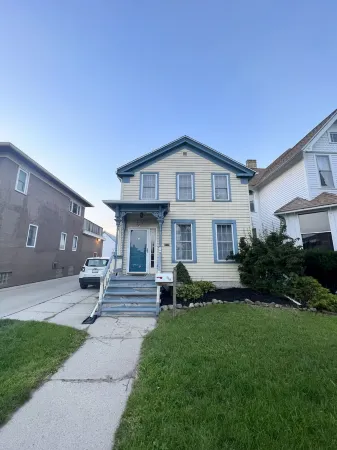 Pet friendly, freshly renovated, 5 minute walk to beach in the heart of the city