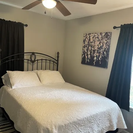 "The Hideaway 2" Charming 2-bedroom house in delightful Farmington with WiFi, AC