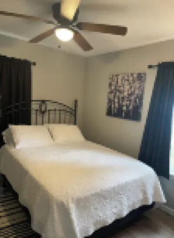 "The Hideaway 2" Charming 2-bedroom house in delightful Farmington with WiFi, AC