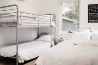 Boxy's Beach House: Perfect Location - Sea ViewsPeace & Quiet - Walk Anywhere