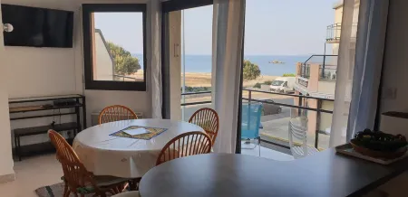 Beautiful Balcony Apartment with sea view in the center of Concarneau Отели в г. Конкарно