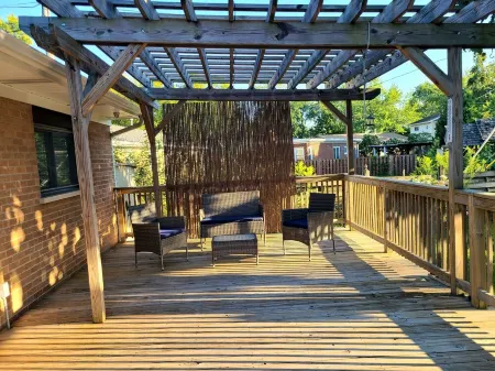 Spacious 4-bedroom house in charming Des Plaines with AC, WiFi Отели рядом с достопримечательностью «Парк Мажевски Метро»