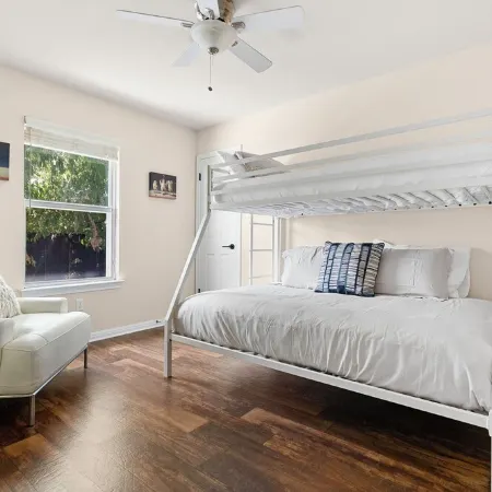 Downtown Georgetown Retreat for the family or entertaining. Pet-Friendly!