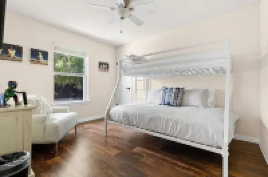 Downtown Georgetown Retreat for the family or entertaining. Pet-Friendly!