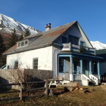 The 1905 Government. cable Office: Historic Charm, views, location Downtown Отели в г. Сьюард