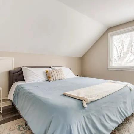 Experience Minneapolis; entire house, close to Downtown Uptown and UofM