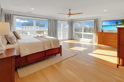 Scenic 4BR/3BA Waterfront Getaway with private dock, kayaks & Stunning Views 麻州大學達特茅斯分校附近的飯店