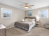 MKE River 3-LVL Townhouse 3BR+1.5BA with Parking for 2 Vehicles Hotels in Glendale