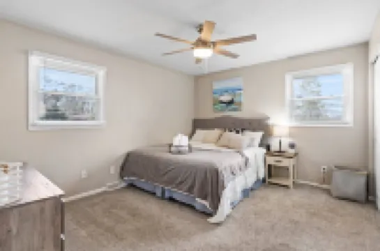 MKE River 3-LVL Townhouse 3BR+1.5BA with Parking for 2 Vehicles