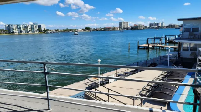 Cozy 1 Bedroom Getaway • Walk to Clearwater Beach