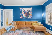 Updated, Historic District, Walk to Waterfront. Pet-Friendly! Sleeps 12 Hotels in Bristol County