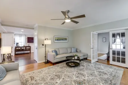 Elegant Middleburg Manor with 3 Bedrooms 2 Baths