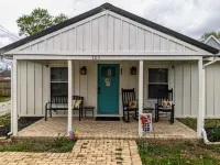 Relaxing 2 bedroom cottage w/ hot tub and air hockey/ping pong table