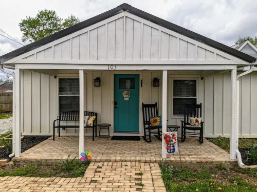Relaxing 2 bedroom cottage w/ hot tub and air hockey/ping pong table