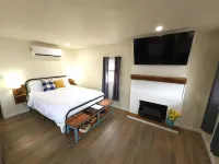 Stunning Modern Farmhouse Studio Cottage!