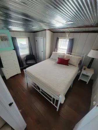 Castle Cliff Cabin - Home on the water- walking distance to Ha Ha Tonka