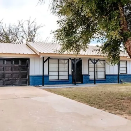 LET D'S COZY COTTAGE #2 PROVIDE YOU A COMFORTABLE STAY IN BIG SPRING, TEXAS!!!