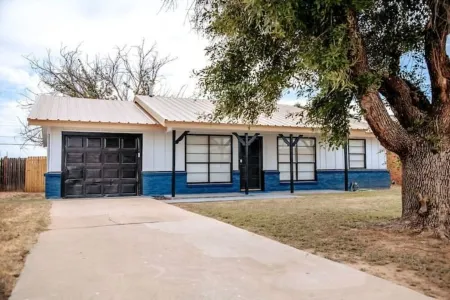 LET D'S COZY COTTAGE #2 PROVIDE YOU A COMFORTABLE STAY IN BIG SPRING, TEXAS!!!