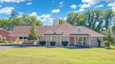 Southern Comfort Oasis Hotels near Shelbyville Recreation Center