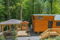 2 Bedroom Cabin in DuPont State Park with Loft, Hot-Tub, and Sauna(Read Rules)