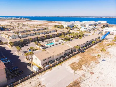 Cozy Beachside Townhouse: Chairs & Towels included, Heated Pool and Easy Parking Hotels near Navarre Beach Sea Turtle Conservation Center
