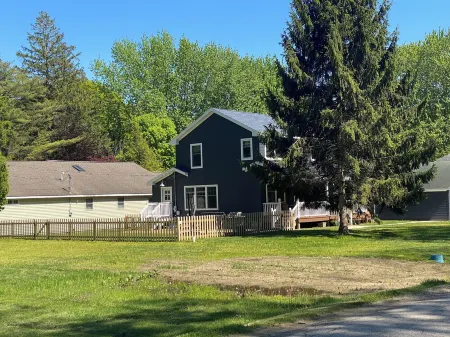 Beach House Lake Shore Road steps to Miller Beach access. 4 bedrm4 bathroom