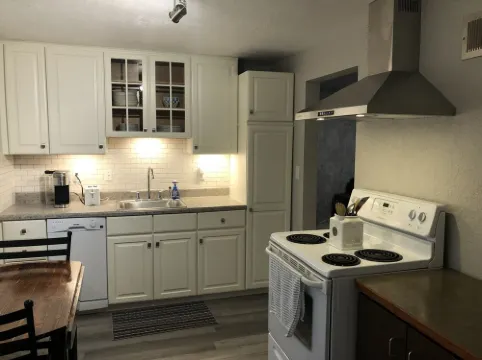 Skots Villa Upper East. Centrally Located Near Sanford Medical Center & Midco.