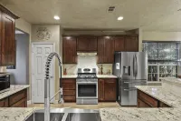 Luxury Home updated kitchen / Spa Bathrooms / and Grand Theater for movie night! Hotel a The Colony