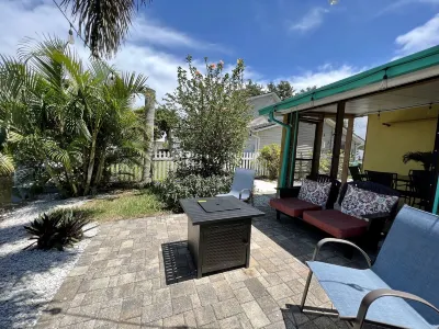 A Little Slice of Key West on Lake Tarpon - Kayak and fish from the back yard 쿠를루 레이크스 쇼핑센터 주변 호텔