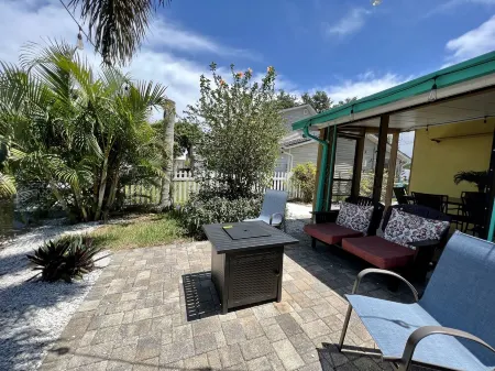 A Little Slice of Key West on Lake Tarpon - Kayak and fish from the back yard