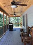 Spectacular couples retreat, private wooded location, pet friendly, WiFi