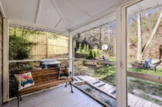 "UNWIND BY THE WATER'S EDGE" Beautiful 2/1 Cabin w/ Hot Tub on Roaring Creek!