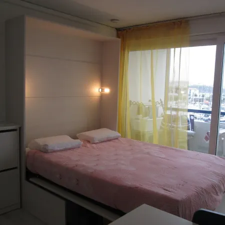 Tres Belle VUE SUR LE Port,parking Couvert,plage,piscine,wifi,climatisation