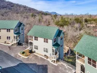 Indoor Private Pool! Hot Tub! Near Parkway Dollywood and minutes to Attractions - Private Pools