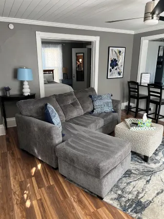 2 Bedroom Apartment Walking distance to downtown Lake Geneva Отели рядом с достопримечательностью «Galena Garlic Company»