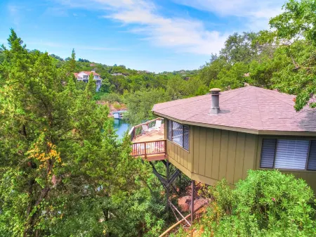 The Treehouse on Lake Travis Отели рядом с достопримечательностью «High 5»