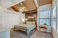 Relaxing 3Br Cabin Retreat in Helen, GA – Perfect for Families & Couples - バルコニー