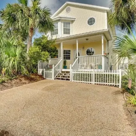 Comfy family friendly house, short stroll to the beach!