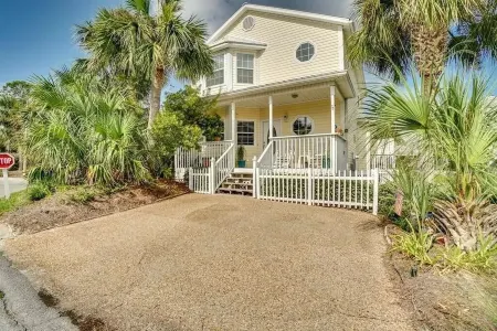Comfy family friendly house, short stroll to the beach!