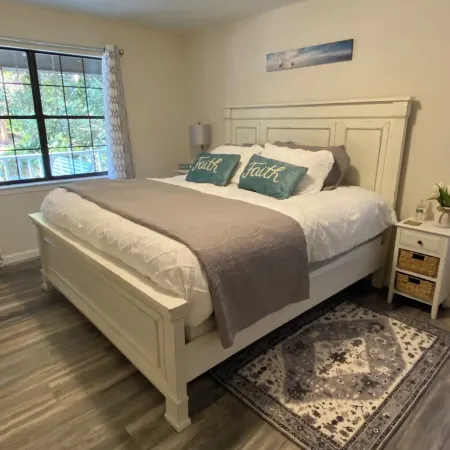 Donna’s Charm: 3 bedroom/king suite/pools/golf