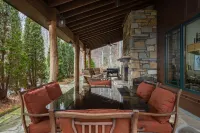 Hot Tub, Fireplaces, Game Room, Rustic Elegance, Private, 10 Miles to Avl. - 샬레 호텔