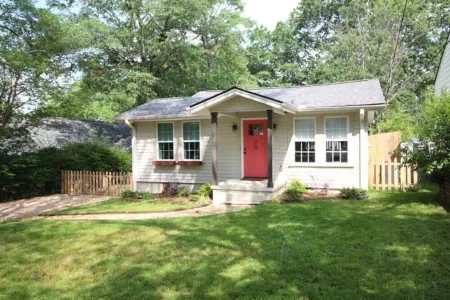 5 Minute Drive to Downtown Greenville!