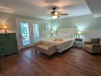 Lakefront Retreat - family friendly with easy access to I-85! Hotels in der Nähe von Denver Downs Farm