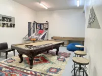 Private Forest Lodge w/Game House, Spa, mins to DT