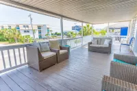 Pool Paradise: 8 bedroom 6 bath private pool sleeps 20 across from the beach!